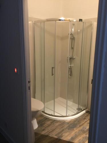 uma cabina de duche em vidro numa casa de banho com WC em Petit cocon dans le Luberon em Lauris