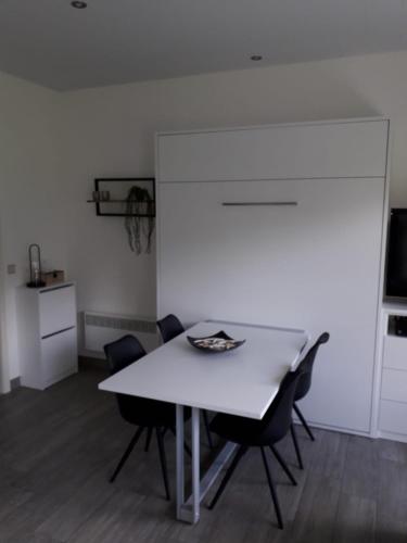a white table and chairs in a room at Den oever 6 005 in Nieuwpoort