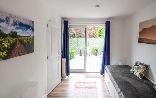 een slaapkamer met een deur naar een tuin bij Horizons Verts Appartement Cerisier in Puivert