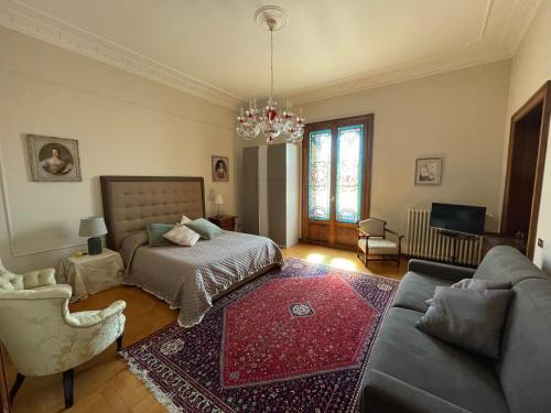 Dimora Castelli في كييتي: غرفة معيشة مع سرير وأريكة