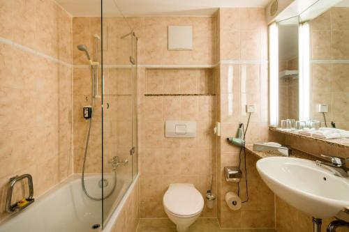 ein Bad mit einem WC, einem Waschbecken und einer Dusche in der Unterkunft Best Western Parkhotel Weingarten in Weingarten