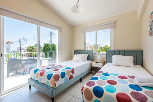 Postel nebo postele na pokoji v ubytování Villa Oasis by Ezoria Villas