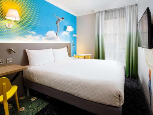 A bed or beds in a room at ibis Styles Manchester Portland