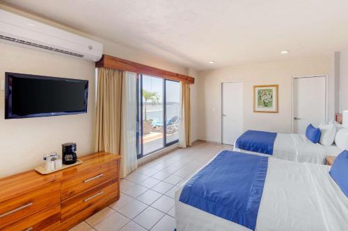 A bed or beds in a room at Comfort Inn Tampico