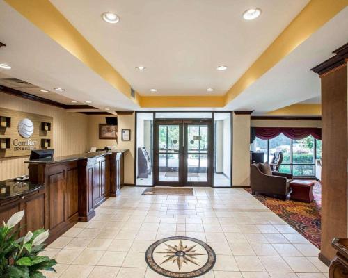 a large room with a lobby with aocratesknifeknifeasteryasteryasteryasteryastery at Comfort Inn & Suites Spartanburg North in Spartanburg
