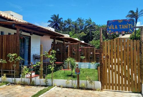 uma cerca em frente a uma casa com um quintal em Casa 2 Suítes com Ar, Piscina a 400 mts Praia - Taipu de Fora Barra Grande #3 em Maraú