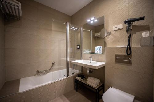 A bathroom at abba Sevilla