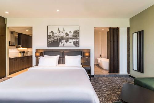 Tempat tidur dalam kamar di Radisson Hotel & Suites Amsterdam South