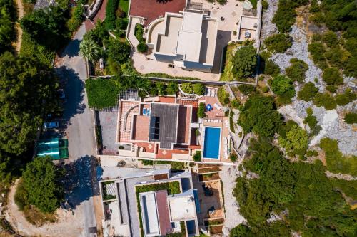 eine Luftansicht eines Hauses in der Unterkunft Villa Borna Apartments in Dubrovnik