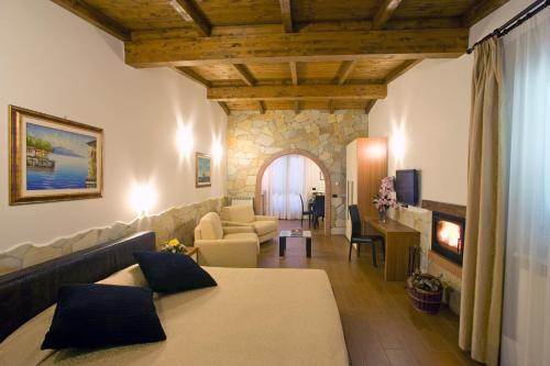 sala de estar con sofá y sala de estar con chimenea en Fattoria Maremmana en Marina di Grosseto