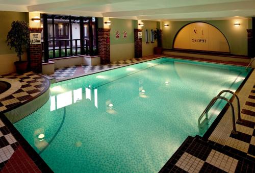 duży basen w pokoju hotelowym w obiekcie Holiday Inn Birmingham Bromsgrove, an IHG Hotel w mieście Bromsgrove