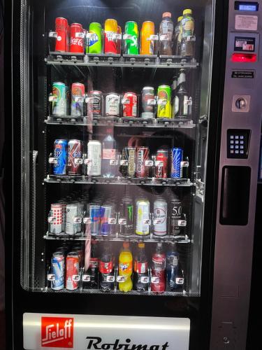 uma máquina de venda automática cheia de latas de refrigerante em Ferienpark Thüle em Friesoythe