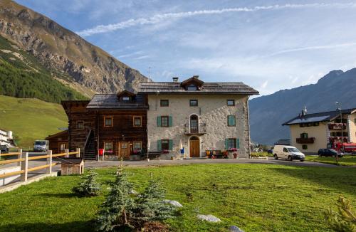een groot huis in het midden van een veld bij Toilain in Livigno