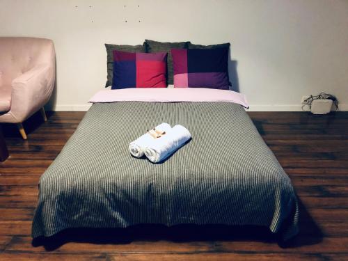 ヴロツワフにあるBlue River - ul Ciepla - near PKP and aquaparkのベッドとタオル2枚のある寝室