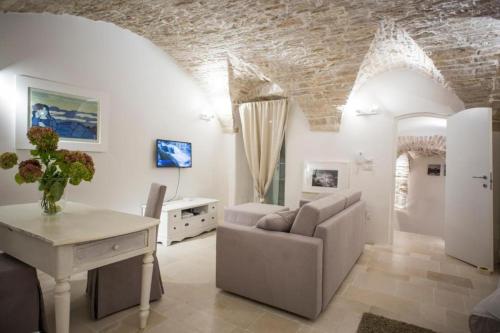 a living room with a couch and a table at LE SUITES AL TORRIONE in Ruvo di Puglia