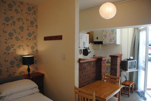 Habitación con cocina y mesa en una habitación. en Ottery Tor, en Stokeinteignhead