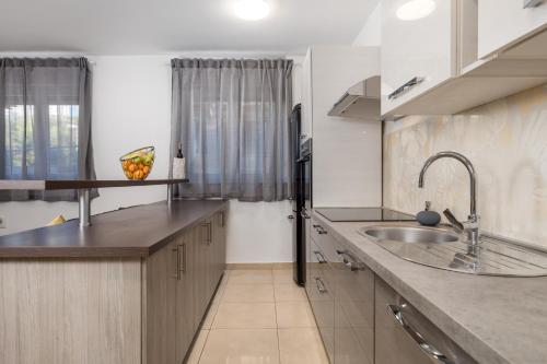 Kuchyň nebo kuchyňský kout v ubytování Apartment Nimar