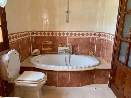 Ένα μπάνιο στο Villa Claudia - HEATED POOL by VV Canary Ocean Homes
