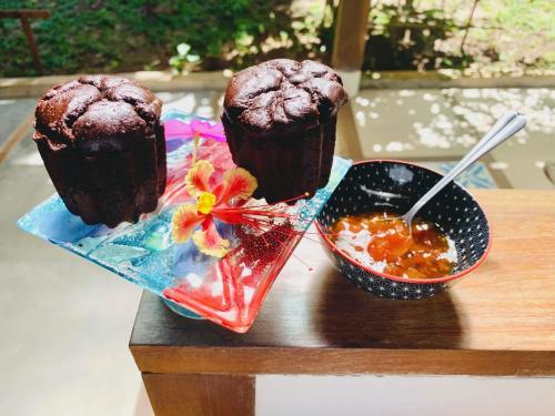 a table with two chocolate ice cream cones and a bowl at Casa Aiti in Ilha de Boipeba
