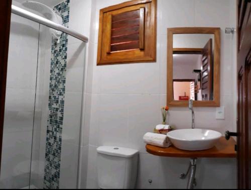 ジェリコアコアラにあるAmelinhas Houseの洗面台、トイレ、シャワー付きのバスルーム