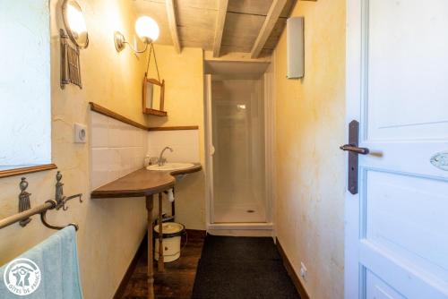Koupelna v ubytování Aux 2 Puys - Gîte "Le Lemptégy"