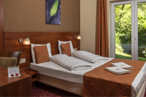 Кровать или кровати в номере Patak Park Hotel Visegrád