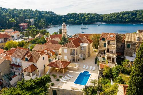 uma vista aérea de uma cidade com uma massa de água em Residence & Pool Villa Schwarz Suites em Cavtat