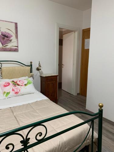 una camera da letto con un letto con rose rosa di Lacasadisilvia a Matelica
