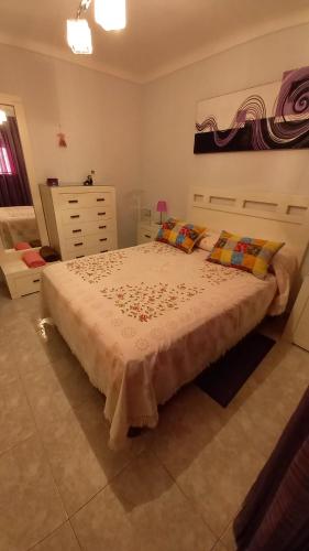 1 dormitorio con 1 cama grande en una habitación en Casa Campanilla. Valle de abdalajis, en Valle de Abdalajís