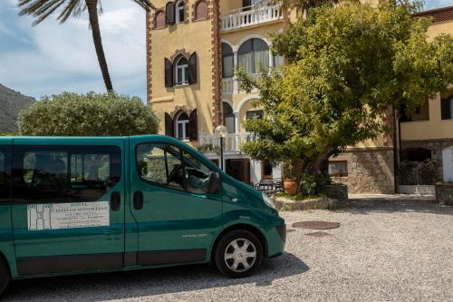 a green van parked in front of a building at Hotel Castello Monticello in Giglio Porto