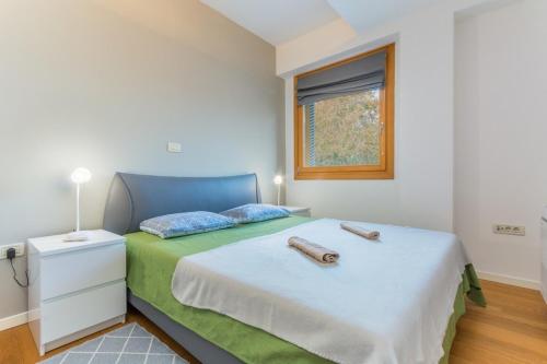 een slaapkamer met een bed met twee houtblokken erop bij Appartments Strawberry in Novigrad Istria