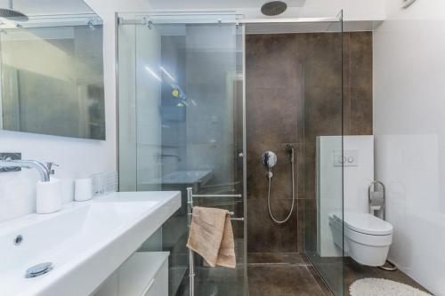 een badkamer met douche, wastafel en toilet bij Appartments Strawberry in Novigrad Istria