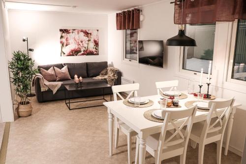 - un salon avec une table et un canapé dans l'établissement Frost Longstay Egnahemsvägen, à Kiruna