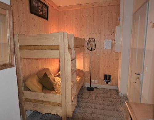 une chambre avec deux lits superposés dans une pièce dans l'établissement Résidence du Mont-Blanc n°5Bis, à Combloux