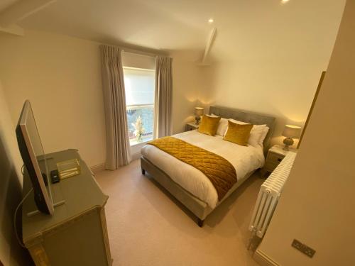 un dormitorio con una cama y una ventana en Derwent House Apartments, en Scarborough