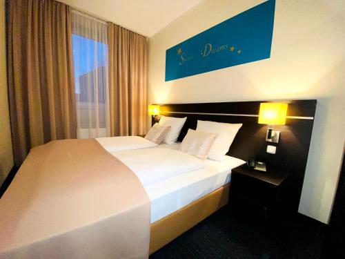 a hotel room with a large bed and a window at Hotel Hansehof in Hamburg