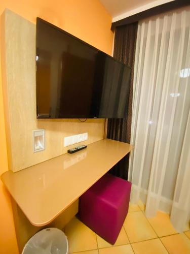 a television on top of a desk in a hotel room at Hotel Hansehof in Hamburg