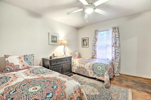 מיטה או מיטות בחדר ב-Acworth Retreat with Fireplace, Deck, 3 Acres!