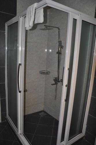 Bathroom sa Home Bliss Hotel- Fort portal Uganda