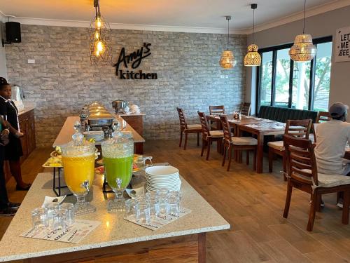um restaurante com copos de bebidas em uma mesa em Home Bliss Hotel- Fort portal Uganda em Fort Portal