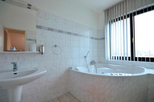 Koupelna v ubytování Hotel Isora