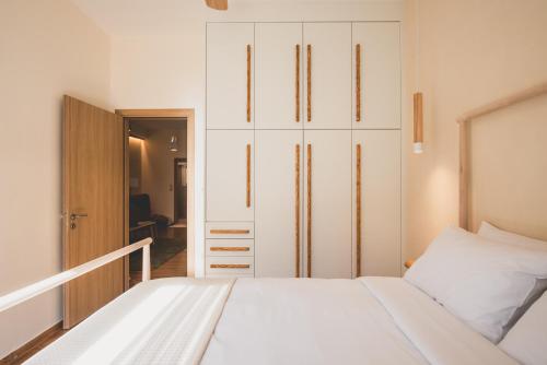 Luxury Apartment with Acropolis View Terrace and Jacuzzi - Living Stone Moonstone