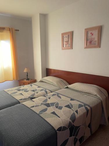 ラ・レスティンガにあるAPARTAMENTOS BAHIAのベッドルーム1室(ベッド2台、窓付)