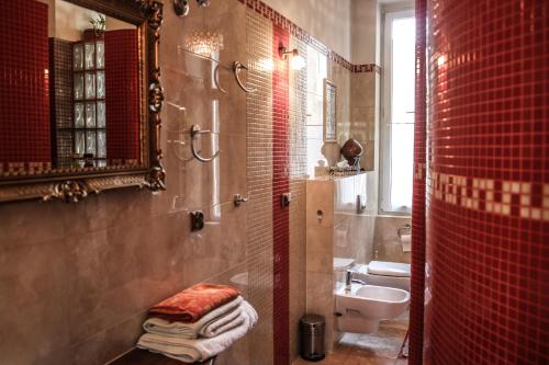 Koupelna v ubytování City center, sunny spacious luxury!