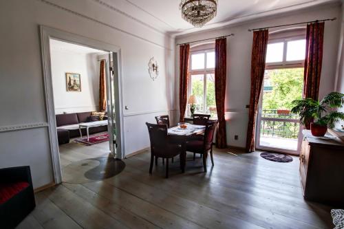 Postel nebo postele na pokoji v ubytování City center, sunny spacious luxury!