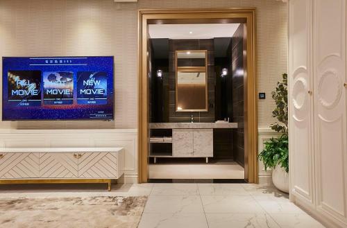 a bathroom with a sink and a mirror at Motel Lin in Taichung