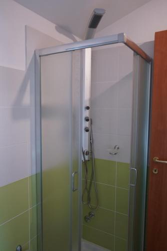 een badkamer met een douche en een glazen deur bij Casa con 2 camere da letto VERDISCA ALTA in Falerna