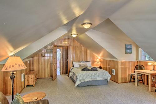 - une chambre avec un lit dans une pièce dotée de murs en bois dans l'établissement Owls Nest Studio with Hot Tub Hike Nearby!, à Ashford