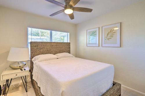 um quarto com uma cama e uma ventoinha de tecto em Cute and Cozy Florida Duplex Walk to Beaches! em Cocoa Beach