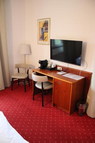 TV a/nebo společenská místnost v ubytování Hotel Mintarder Wasserbahnhof